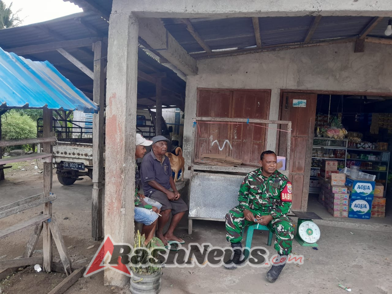 Pererat Kemanunggalan TNI–Rakyat, Babinsa Laksanakan Komsos dan Pamwil di Kotabaru