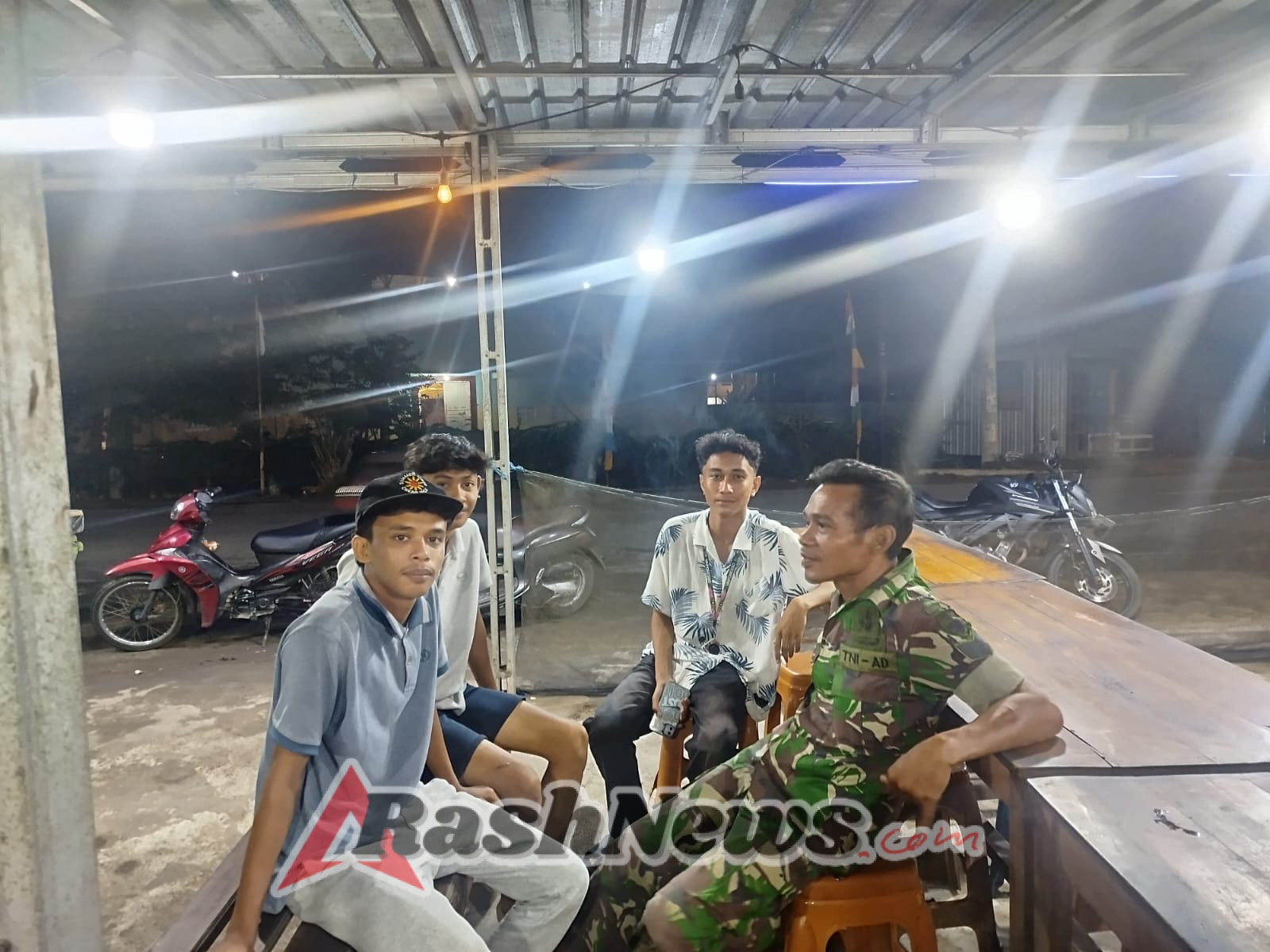 Patroli Malam Koramil 1628-03/Seteluk Antisipasi Gangguan Kamtibmas