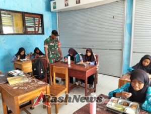 Babinsa Desa Goa Dampingi Program MSG, Pastikan Anak Sekolah Terima Gizi Seimbang