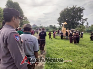 Bhabinkamtibmas Desa Bajera Atensi Upacara Ngaben Alm. Mangku Mrajepati