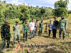 Peran Aktif Babinsa Koramil 1614-01/Dompu Jaga Kelestarian Mata Air Desa Karamabura