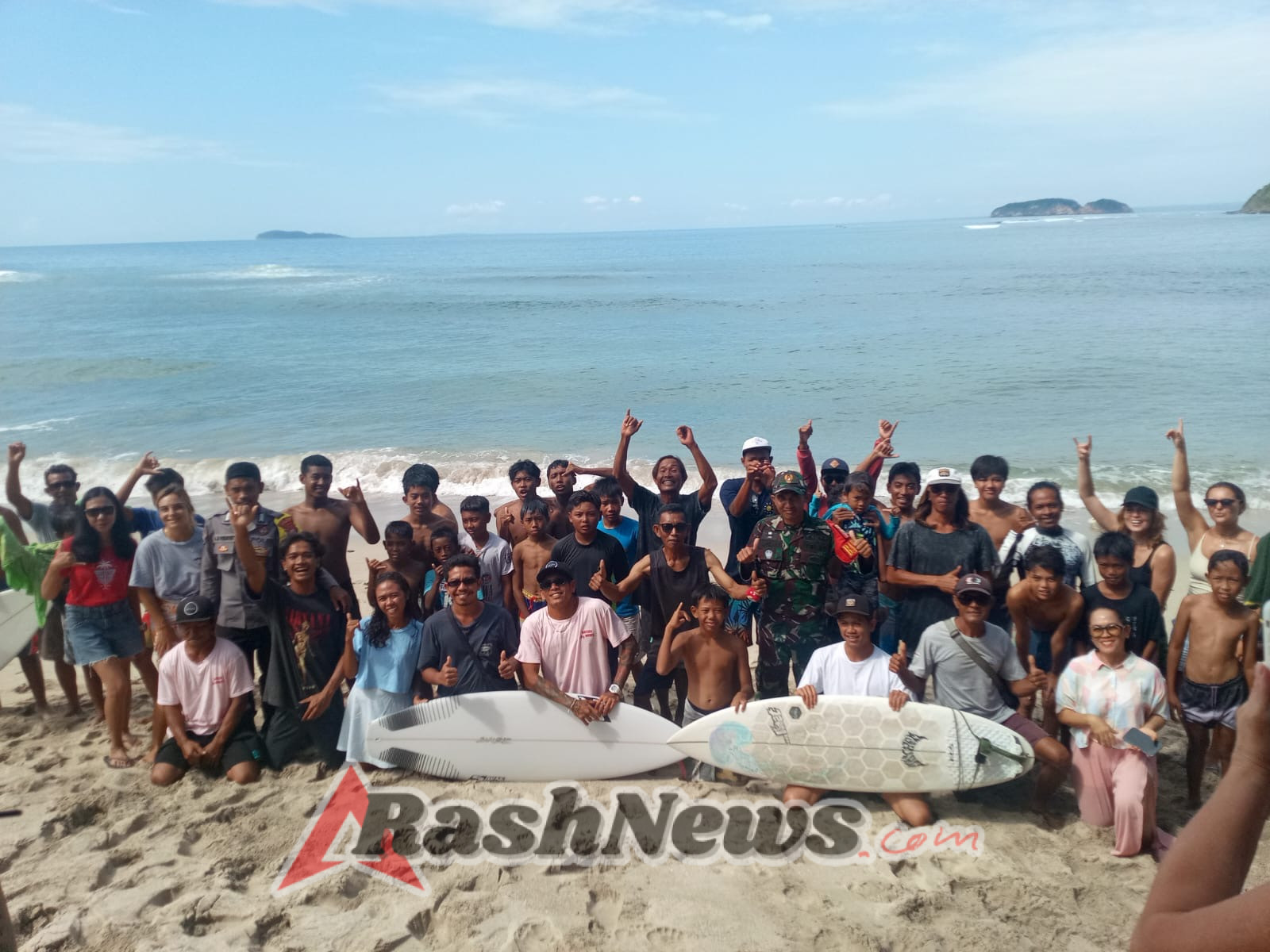 Babinsa Koramil Taliwang Hadiri Lomba Surfing Grom Challenge di Pantai Moro