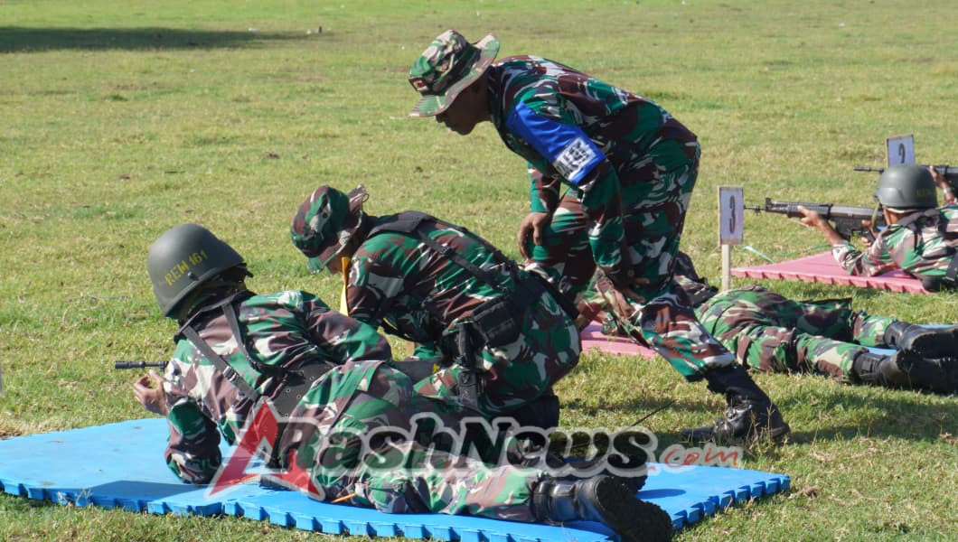 Dandim 1630/Mabar Ikuti Langsung Latihan Menembak Senjata Ringan di Lapangan Tembak Desa Gorontalo