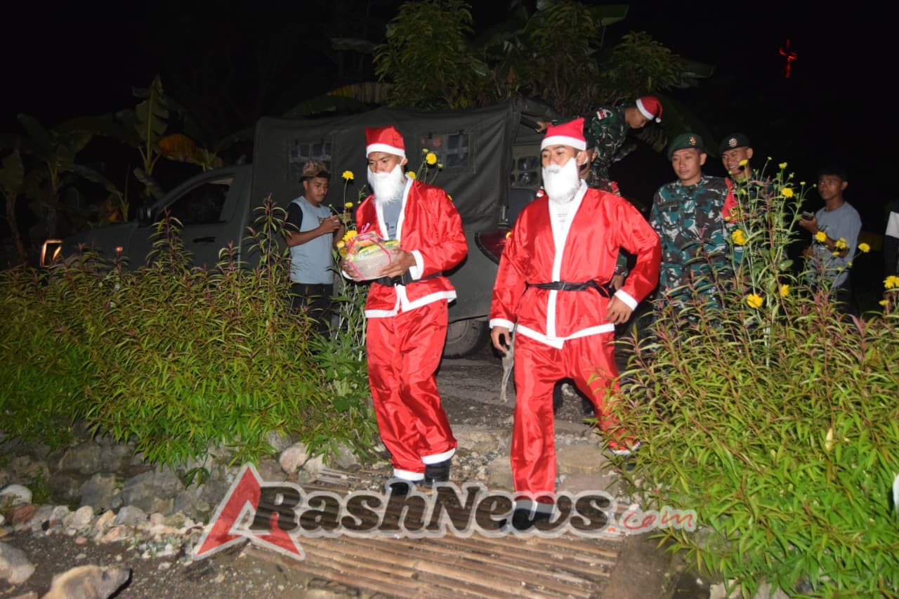Menyambut Natal, Satgas Pamtas Yonarhanud 2 Kostrad Hadirkan Santa Claus Berikan Bingkisan Natal