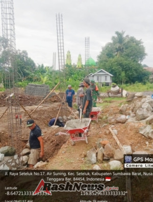 Babinsa Koramil Jajaran Kodim 1628/SB Aktif Dampingi Pembangunan Desa Air Suning