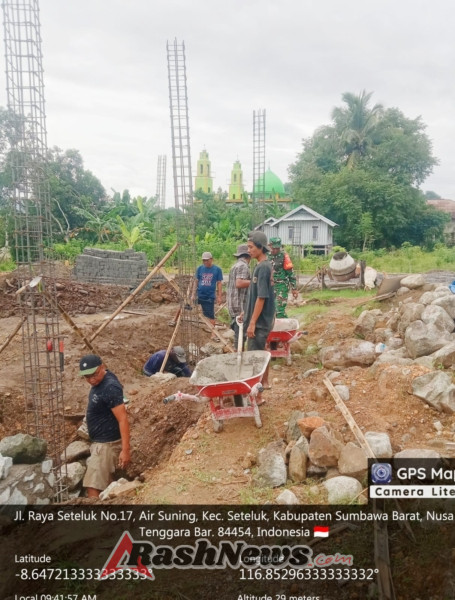 Babinsa Koramil Jajaran Kodim 1628/SB Aktif Dampingi Pembangunan Desa Air Suning