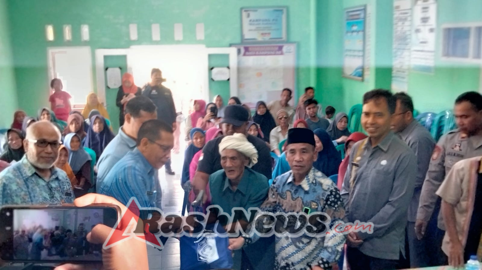 Babinsa Koramil 1615-11/Aikmel Pastikan Penyaluran Bantuan Sembako Tepat Sasaran di Desa Bandok