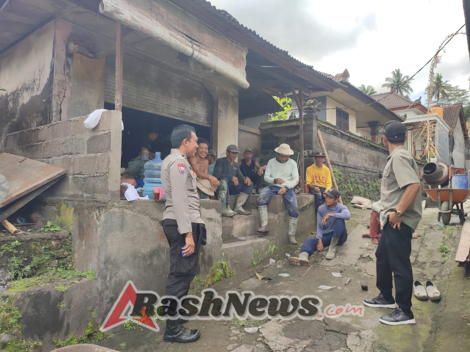 Sambangi Warga di Dusun Telun Wayah Betenan, Bhabinkamtibmas Desa Tri Eka Buana Menggelar Jumat Curhat.     Polres Karangasem, Polsek Sidemen, Kapolsek Sidemen AKP I Gusti Agung Bagus Suteja, S.I.P.,M.H melaksanakan salah satu program Polri yang digelar setiap hari Jumat. Program ini bertujuan untuk mendengarkan langsung keluhan, masukan, dan saran dari masyarakat. Terkait dengan perkembangan situasi dan kondisi yang berpotensi menimbulkan gangguan kamtibmas. “Program ini juga menjadi sarana untuk menyerap informasi langsung dari masyarakat,” ungkapnya.   Pada kegiatan ini, kapolsek Sidemen di wakili oleh Bhabinkamribmas Desa Tri Eka Buana Aipda I Made Widana beserta Prebekel Tri Eka Buana I Gede Arta Yasa bersama sekitar 15 masyarakat antusias mengikutinya. Jumat 5/12/2025.  “Penyampaian Bhabinkamtibmas Desa Tri Eka Buana Aipda I Made Widana menyampaiakan ucapan trimaksih kepda masyarakat sudah bisa meluangkan waktu sebentar, Saya menghimabu kepada bapak bapak sekalian untuk melakukan pekerjaan sesuai dengan prosedur dan tidak melakukan hal hal yang tidak benar seperti mencuri ataupun ribut dengan teman dan tidak melakukan minum munuman beralkohol seperti arak tuak dan yang lain secara berlebihan agar tidak menimbulkan keributan dan selalu menjaga ke amanan di lingkungan tempat tinggal kita serta jangan terprovokasi dengan berita Hoax.   Perwakilan dari masyarakat An. I Nyoman Nestra yang hadir dalam acara tersebut mengucapkan terima kasih kepada polisi yang telah berkunjung ke desa kami  serta memberikan himbauan kepada kami sebagai bekal kami untuk bekerja serta bermasyarakat. Kami juga berharap kedepannya agar polsek Sidemen lebih meningkatkan patroli desa kami.   “Kami merasa lebih nyaman dan aman dengan adanya patroli dari polisi. Kami juga berterima kasih atas himbauan serta edukasinya,” katanya.   Bhabinkamtibmas Tri Eka Buana Aipda I Made Widana menjelaskan bahwa kunjungan keproyek adalah salah satu tugas polisi untuk melayani masyarakat serta memantau masyarakat pendatang/warga binaan di desanya untuk mengecek serta memberikan himbauan, saya kira demikian saya mohon maaf apabila ada kata dan perbuatan saya ucapkan mohon maaf.   Acara Jum’at Curhat Bhabinkamtibmas bersama Prebekel dengan warga berlangsung dengan santai dan akrab. Polisi dan warga saling berbagi informasi dan pengalaman. Acara ini menjadi bukti bahwa polisi dan masyarakat bisa bersinergi untuk menciptakan lingkungan yang aman dan damai.