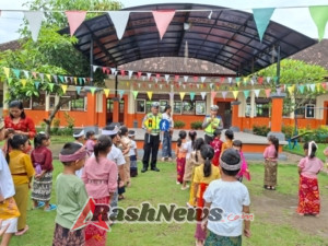 Unit Kamsel Satlantas Polres Klungkung Gelar Polsanek di TK N Pembina Banjarangkan.