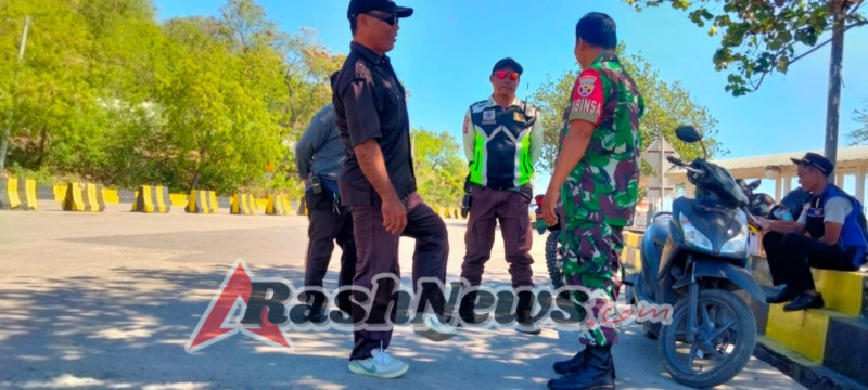 Babinsa Desa Kokarlian Tingkatkan Pengawasan di Pelabuhan Poto Tano Demi Kelancaran Mobilitas