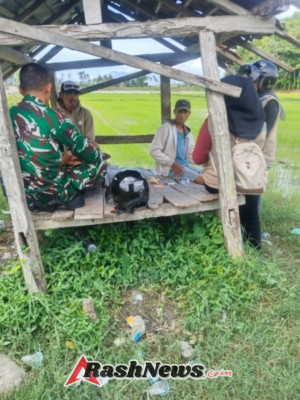 Babinsa Koramil Dompu Dampingi Pengawasan Jaringan Tersier dan Beri Arahan ke Petani