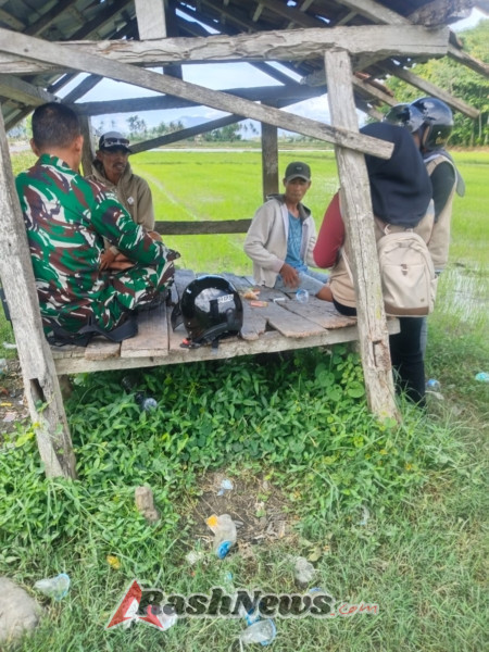 Babinsa Koramil Dompu Dampingi Pengawasan Jaringan Tersier dan Beri Arahan ke Petani