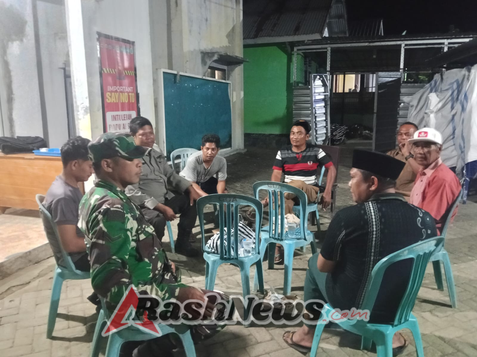 Bangun Kedekatan dengan Masyarakat, Koramil 1628-05/Jereweh Gelar Patroli Rutin