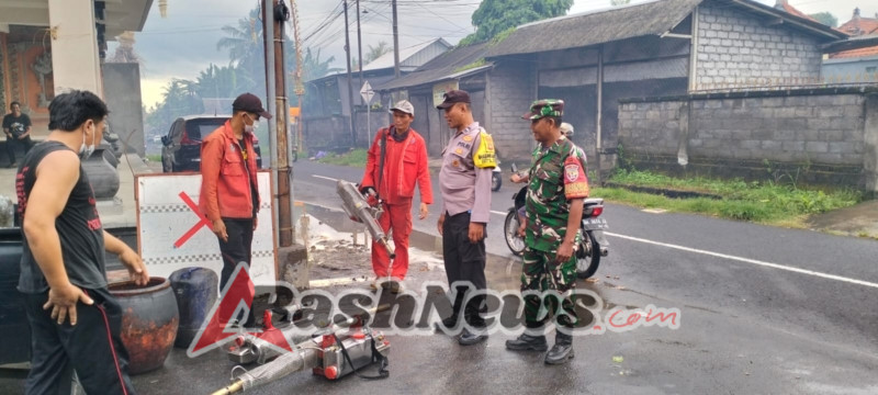 Polsek Blahbatuh Atensi Kegiatan Fogging Di Desa Belega Untuk Cegah Demam Berdarah