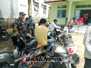 Pererat Kemanunggalan TNI–Rakyat, Babinsa Ende Hadir di Tengah Warga Penerima Bantuan