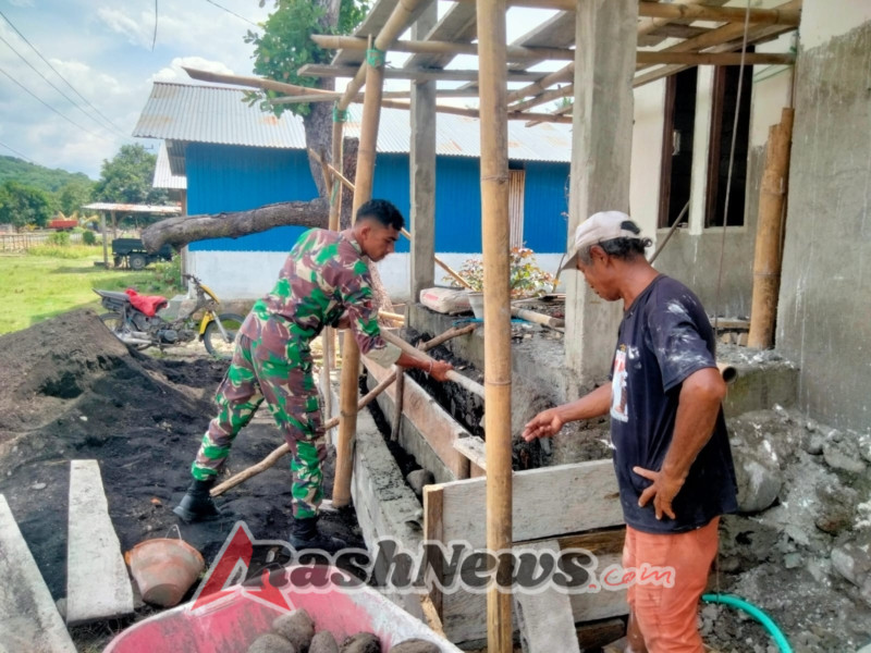 Wujud Kemanunggalan TNI-Rakyat, Babinsa Bantu Warga Bangun Rumah Layak Huni