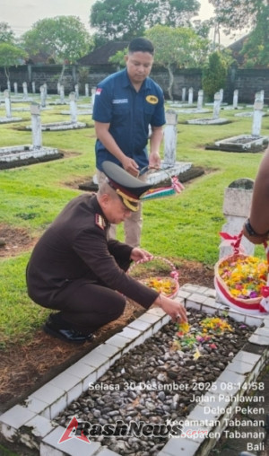 Peringati HUT Satpam ke-45, Kapolsek Tabanan Hadiri Ziarah Tabur Bunga di TMP Pancaka Tirta
