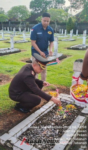 Peringati HUT Satpam ke-45, Kapolsek Tabanan Hadiri Ziarah Tabur Bunga di TMP Pancaka Tirta