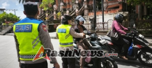 Ciptakan Nataru Yang Kondusif, Subsatgas Binmas Bagikan Brosur Imbauan Kamtibmas Kepada Masyarakat