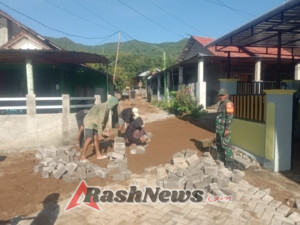 TNI Hadir untuk Rakyat, Babinsa Desa Air Suning Awasi Pemasangan Papinblok Jalan Desa