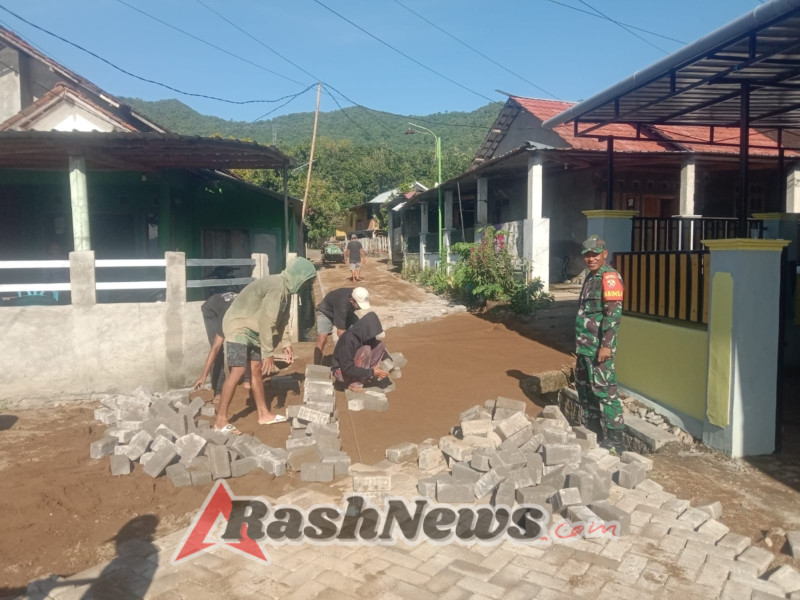 TNI Hadir untuk Rakyat, Babinsa Desa Air Suning Awasi Pemasangan Papinblok Jalan Desa