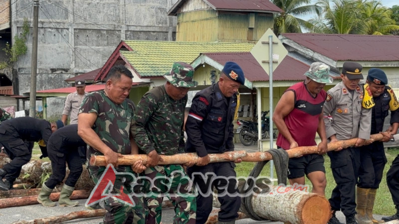 Sinergitas TNI Polri dan Masyarakat Bangun Jembatan Darurat di Aceh Singkil