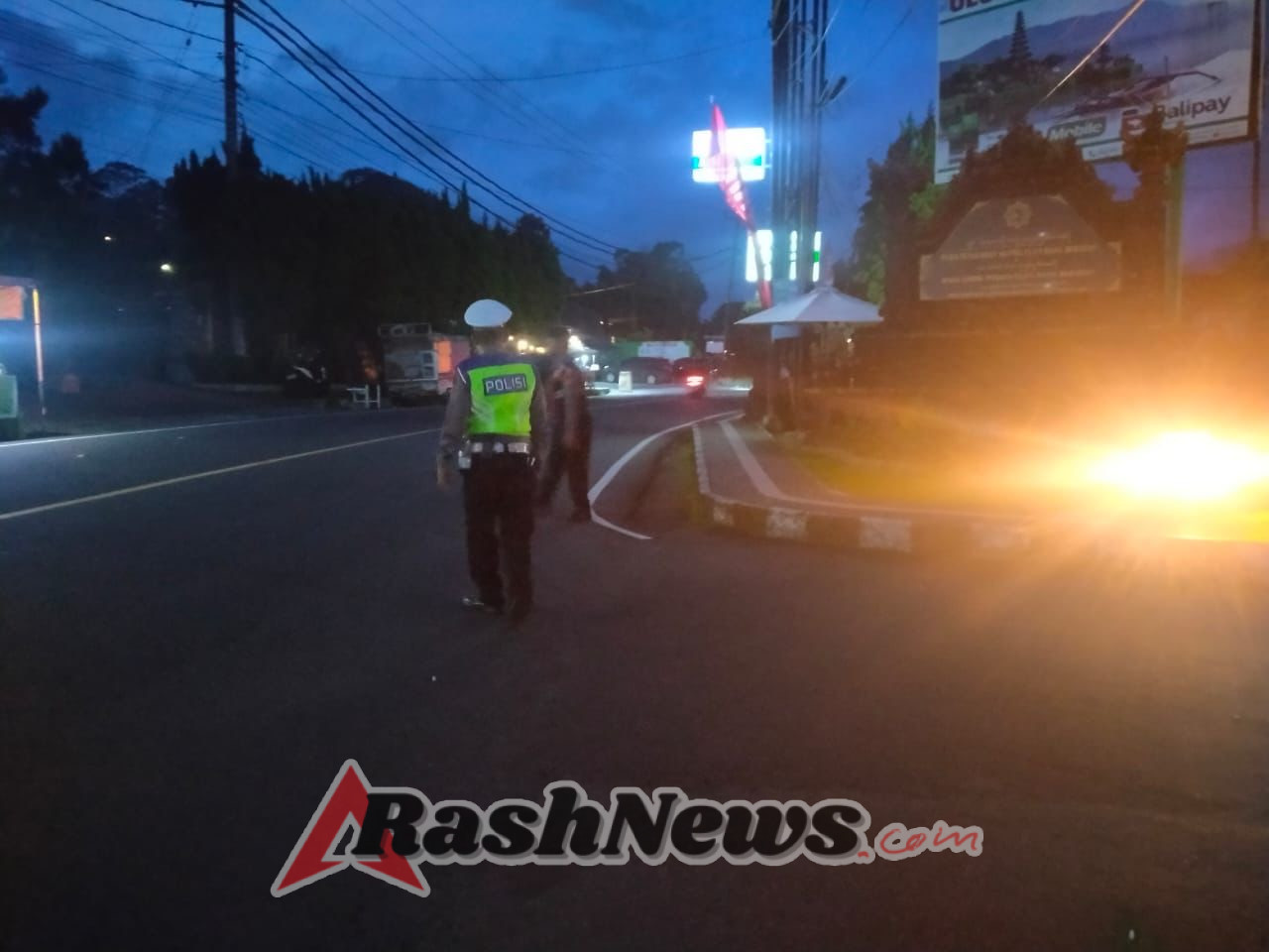 Personel Pos Pam Ulundanu Laksanakan Pengaturan Lalu Lintas, Situasi Aman dan Kondusif