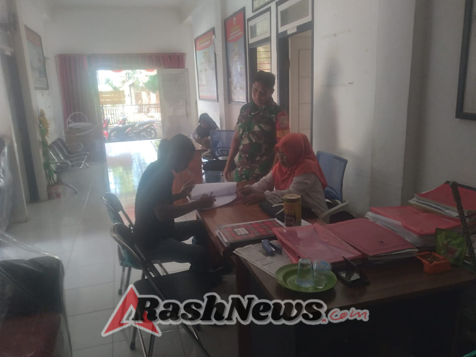Pengecekan Data Bantuan RTLH di Desaloka, Babinsa Pastikan Proses Berjalan Transparan