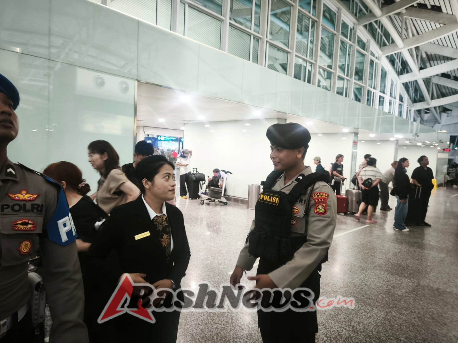 Polisi Bandara Ngurah Rai Perkuat Pengamanan Humanis, Penumpang Merasa Aman dan Terlayani