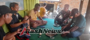 Tingkatkan Kedekatan dengan Warga, Babinsa Seteluk Tengah Gelar Komsos