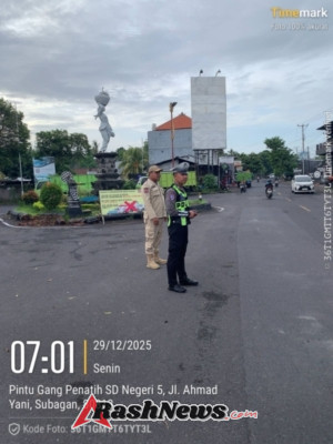 Unit Turjawali Sat Lantas melaksanakan Pengaturan dan Penjagaan di Pos 3 Patung Salak Jasri