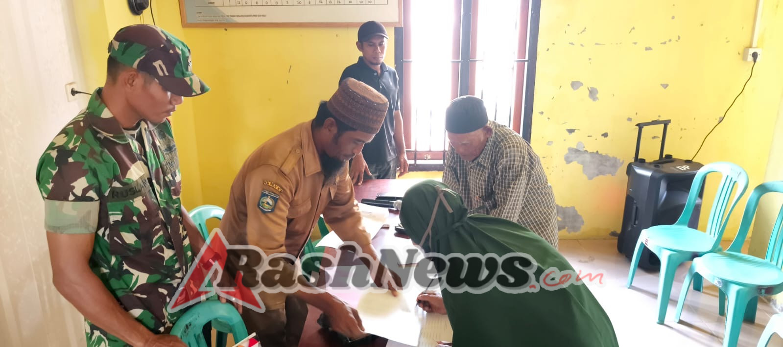 Penyerahan BLT Dana Desa Tahap IV di Desabru Berjalan Aman dengan Pendampingan Babinsa