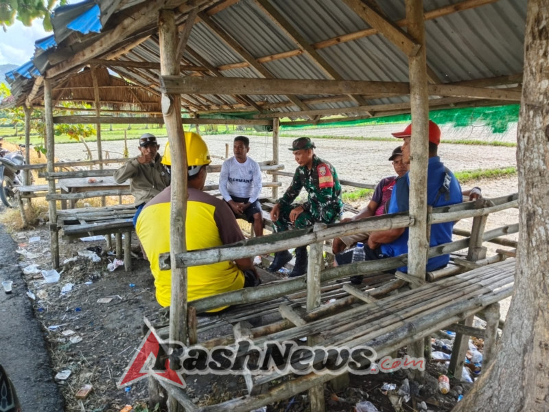 Dukung Proyek Jaringan Tersier, Babinsa Ajak Petani Jaga Keamanan dan Ketertiban