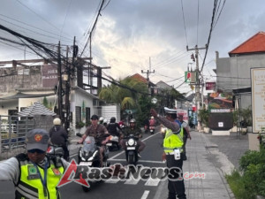 Bersama Linmas Ipda Sutarja Urai Kepadatan Arus Lalin Di Simpang Shortcut Canggu