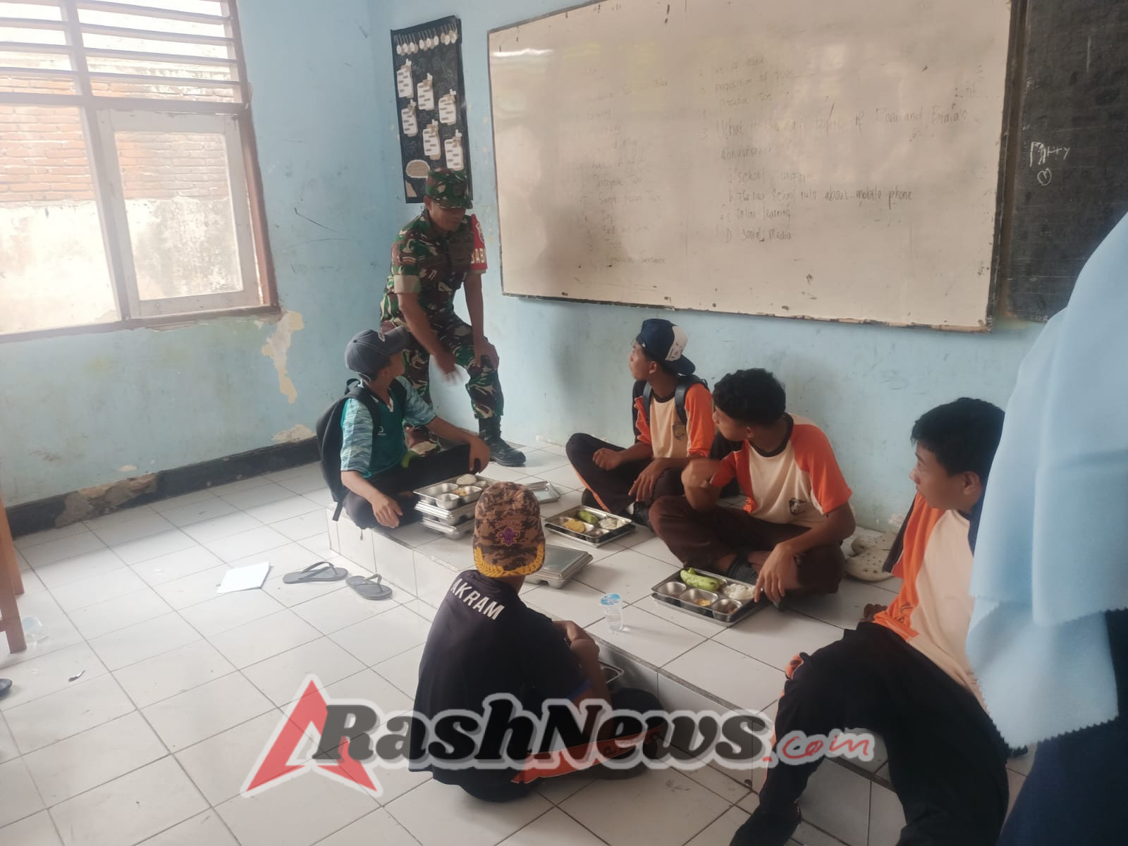 TNI AD Peduli Kesehatan Pelajar, Babinsa Seteluk Tengah Dampingi Program MBG