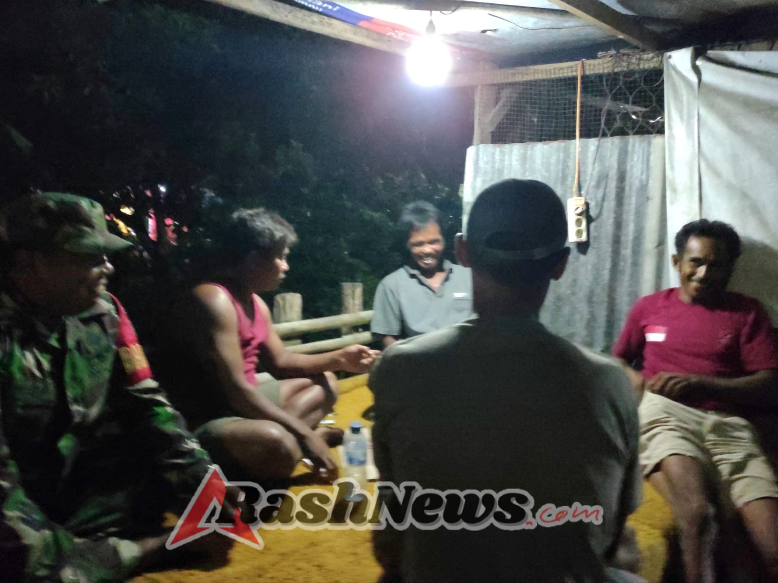 Sinergi Babinsa dan Masyarakat: Ronda Malam di Mada Safahu Berjalan Kondusif