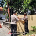 Upacara Pemelaspasan Rusun Polres Gianyar Berlangsung Labda di Polsek Sukawati  Gianyar – Pada hari Senin, 29 Desember 2025, pukul 09.30 WITA, bertempat di Pura Taman Harum Polsek Sukawati, Polres Gianyar melaksanakan kegiatan Upacara Pemelaspasan, Pecaruan Lan Mendem Pedagingan Rusun Polres Gianyar (Graha Dharma Djati).  Kegiatan sakral tersebut dihadiri oleh Kabag Logistik Polres Gianyar AKP I Gusti Putu Suarjaya, S.H., Kasat Pam Obvit Polres Gianyar AKP I Made Mulata, Kasat Tahti Polres Gianyar IPDA I Nengah Artanayasa, S.H., Kasi Hukum Polres Gianyar AKP Putu Widana Yarbawa, S.H., Kepala Asrama Rusun Polres Gianyar, serta para penghuni Rusun Polres Gianyar.  Upacara Pemelaspasan, Pecaruan Lan Mendem Pedagingan dipuput oleh Ida Bagus Aji Mangku Griya Gde Sakti Manuaba bersama para serati banten. Rangkaian upacara diawali dengan persiapan pecaruan, dilanjutkan prayascita atau pembersihan sarana upakara beserta bangunan dan pelinggih, pelaksanaan Pecaruan Manca Warna di satu lokasi dan Pecaruan Brumbun di empat lokasi, upakara mendem pedagingan rusun dan pelinggih, serta diakhiri dengan persembahyangan bersama.   Usai pelaksanaan pemlaspasan di lanjutkan simulasi dan pengetahuan terkait penyebab alarm berbunyi, cara pematikan alarm dan hal-hal yang harus dicegah agar alarm aman, serta simulasi penggunaan Alat Pemadam Api Ringan (APAR) kepada penghuni rusun oleh tehnisi kontraktor.  Seluruh rangkaian kegiatan berakhir pada pukul 11.40 WITA dan berlangsung dengan aman, tertib, lancar, serta kondusif.   #PolresGianyar #PolsekSukawati #Pemelaspasan #Pecaruan #MendemPedagingan #GrahaDharmaDjati #HarmoniDalamPengabdian #PelayananPolri #KamtibmasKondusif