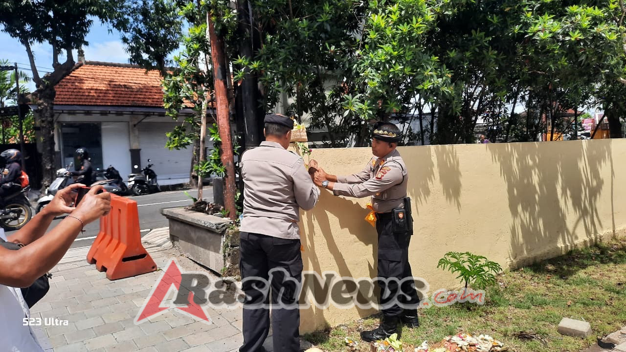 Upacara Pemelaspasan Rusun Polres Gianyar Berlangsung Labda di Polsek Sukawati  Gianyar – Pada hari Senin, 29 Desember 2025, pukul 09.30 WITA, bertempat di Pura Taman Harum Polsek Sukawati, Polres Gianyar melaksanakan kegiatan Upacara Pemelaspasan, Pecaruan Lan Mendem Pedagingan Rusun Polres Gianyar (Graha Dharma Djati).  Kegiatan sakral tersebut dihadiri oleh Kabag Logistik Polres Gianyar AKP I Gusti Putu Suarjaya, S.H., Kasat Pam Obvit Polres Gianyar AKP I Made Mulata, Kasat Tahti Polres Gianyar IPDA I Nengah Artanayasa, S.H., Kasi Hukum Polres Gianyar AKP Putu Widana Yarbawa, S.H., Kepala Asrama Rusun Polres Gianyar, serta para penghuni Rusun Polres Gianyar.  Upacara Pemelaspasan, Pecaruan Lan Mendem Pedagingan dipuput oleh Ida Bagus Aji Mangku Griya Gde Sakti Manuaba bersama para serati banten. Rangkaian upacara diawali dengan persiapan pecaruan, dilanjutkan prayascita atau pembersihan sarana upakara beserta bangunan dan pelinggih, pelaksanaan Pecaruan Manca Warna di satu lokasi dan Pecaruan Brumbun di empat lokasi, upakara mendem pedagingan rusun dan pelinggih, serta diakhiri dengan persembahyangan bersama.   Usai pelaksanaan pemlaspasan di lanjutkan simulasi dan pengetahuan terkait penyebab alarm berbunyi, cara pematikan alarm dan hal-hal yang harus dicegah agar alarm aman, serta simulasi penggunaan Alat Pemadam Api Ringan (APAR) kepada penghuni rusun oleh tehnisi kontraktor.  Seluruh rangkaian kegiatan berakhir pada pukul 11.40 WITA dan berlangsung dengan aman, tertib, lancar, serta kondusif.   #PolresGianyar #PolsekSukawati #Pemelaspasan #Pecaruan #MendemPedagingan #GrahaDharmaDjati #HarmoniDalamPengabdian #PelayananPolri #KamtibmasKondusif