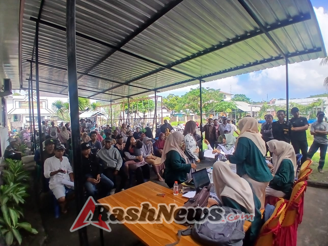 Babinsa Koramil 1628-02/Sekongkang Turun Langsung Kawal Distribusi Rekening KSB Maju ke 1.124 Warga