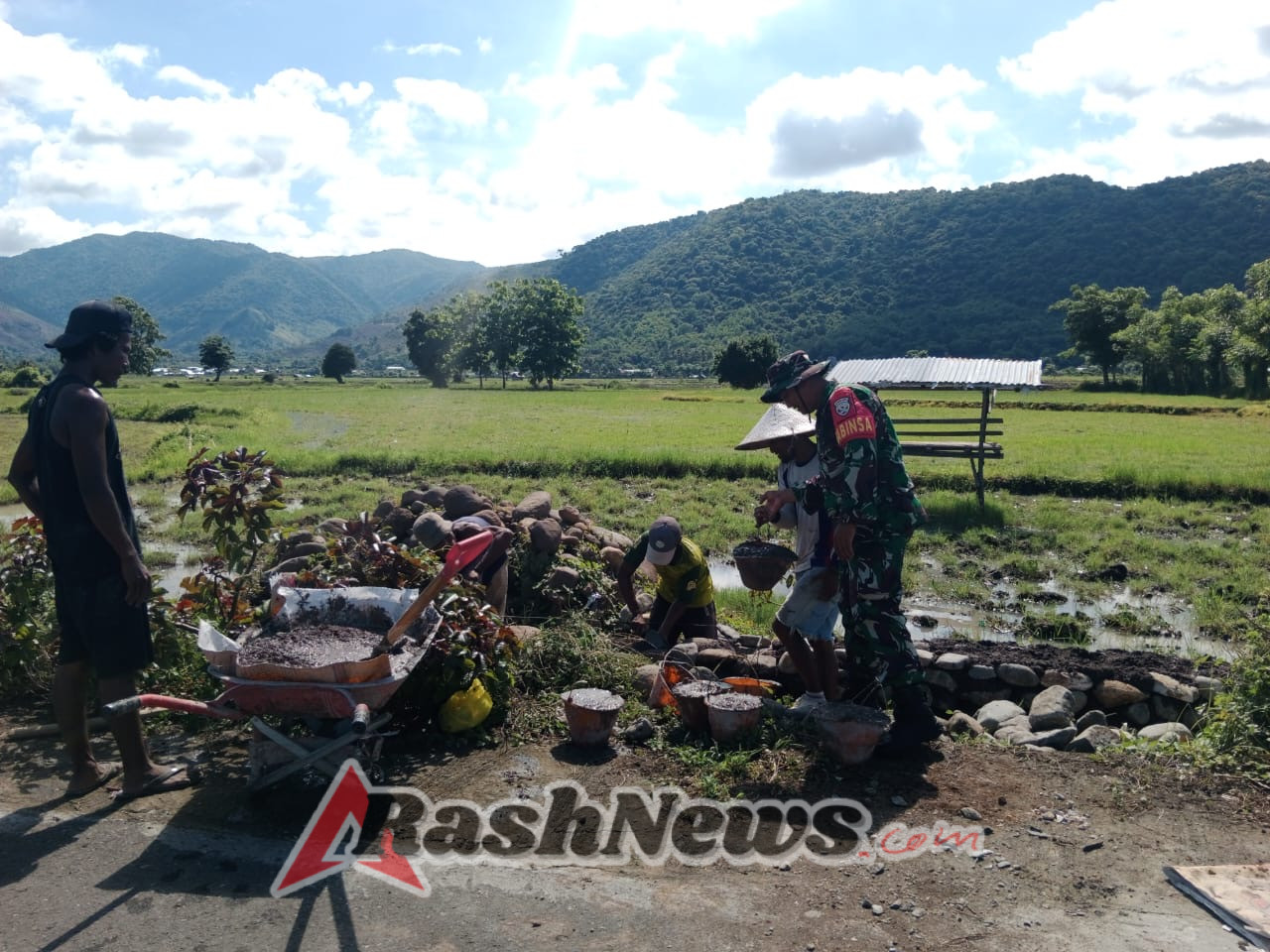 Babinsa Koramil 1614-03/Huu Aktif Dukung Infrastruktur Desa