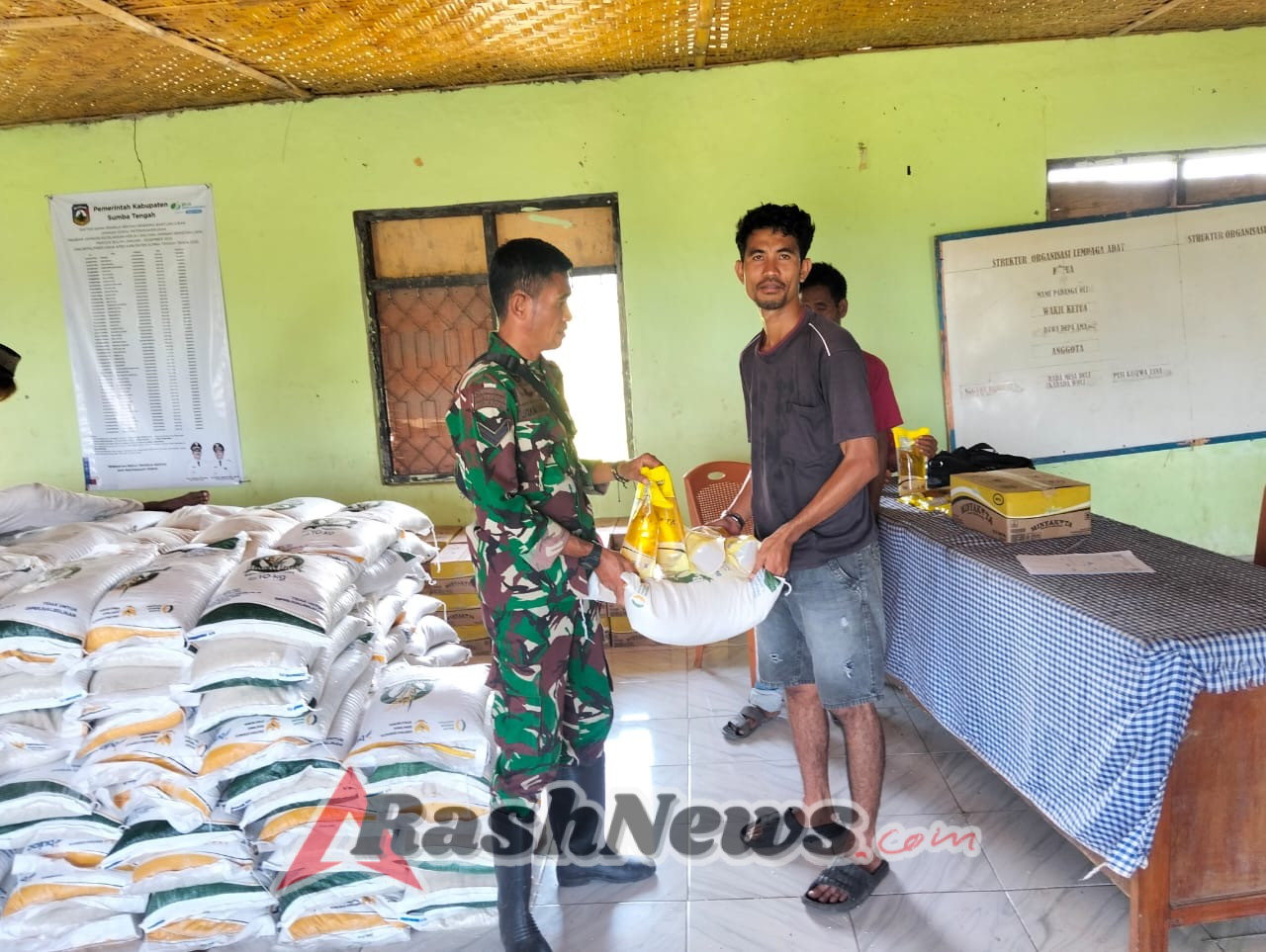Wujud Kepedulian TNI, Babinsa Dampingi Pembagian Bansos di Mamboro