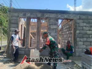 Perkuat Kemanunggalan TNI–Rakyat, Babinsa Hadir dalam Karya Bhakti di Detukeli