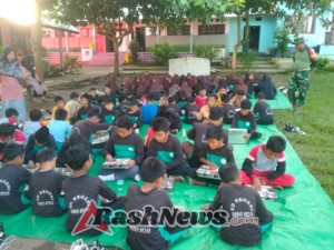 Dukung Gizi Anak Sekolah, Koramil 1628-05 Jereweh Kawal Pembagian Makanan Bergizi