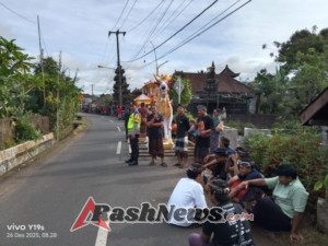 Bhabinkamtibmas Laksanakan Pengamanan, Pastikan Giat Upacara Adat Berjalan Aman dan Kondusif