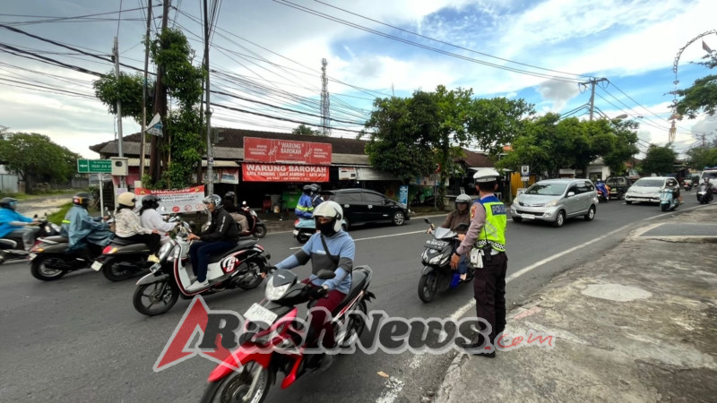 Pelayanan Prima Kepolisian, Polsek Abiansemal Rutin Atur Lalu Lintas Di Jam Padat