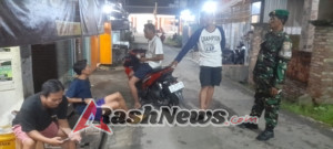 Patroli Malam Koramil Seteluk Beri Rasa Aman bagi Masyarakat