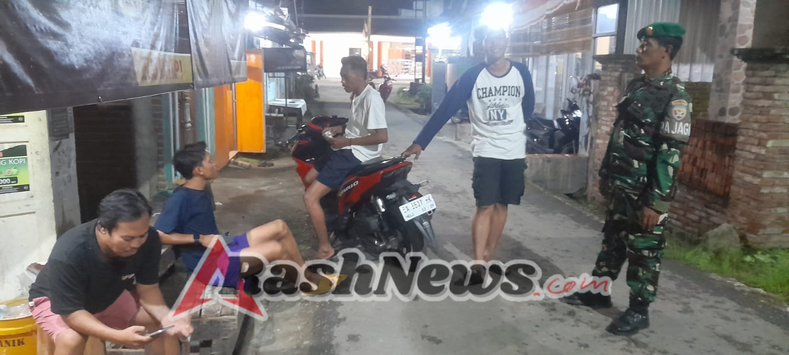 Patroli Malam Koramil Seteluk Beri Rasa Aman bagi Masyarakat