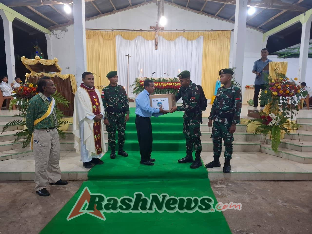 Satgas Pamtas Yonarhanud 2 Kostrad Bagikan Sembako Berisi Kebutuhan Pokok