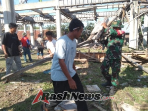 Babinsa dan Warga Desa Doropeti Bersatu Rapi dan Rawat Masjid At-Taqwa