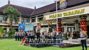 Kapolres Tabanan Pimpin Apel Jam Pimpinan Sekaligus Berikan Penghargaan kepada Personel Berprestasi